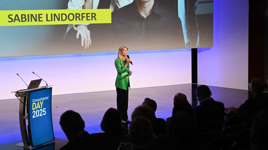 Frau in grünem Blazer spricht auf der Bühne beim Consultants’ Day 2025